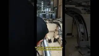 Proceso de producci&oacute;n inferior de latas de refresco de aluminio.