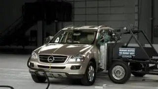 2006 Mercedes-Benz M-Class side IIHS crash test
