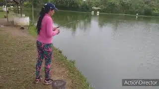 Mulher pescando.