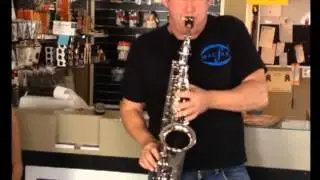 Rick Keller demonstrates his MacSax Empyreal Alto and FJIII mouthpiece to Brian Bird at Empire Winds