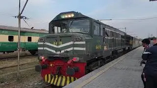 Heavy rush of Subukkharram passengers|Jaffer Express approaching Rawalpindi at platform 5....