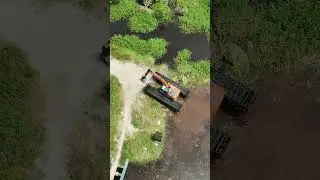 amphibious excavator naik ke atas tanggul #bekobesar #shortsvideo #alatberatindonesia #cgmachine