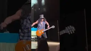 SLASH GETS ELECTRIC SHOCK FROM GUITAR! FRONT ROW!