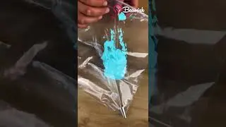 Turn a plastic bag into an icing piping bag! #easy #turn #plasticbag #pipingbag  #trick