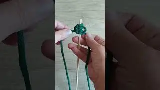 Making a Christmas tree with square knots, DIY macrame tutorial