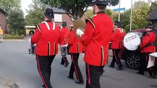 Attraktion in Losser eine Musikapelle (Musikvereinigung DTKS) geht durch den Ort in der Niederlande