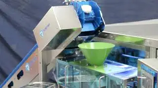 CONFEZIONAMENTO MOZZARELLE CON CLIP A NASTRO ADESIVO / WRAPPING MOZZARELLA WITH TAPE CLIPS