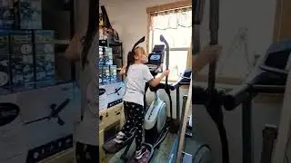 CUTE TWIN GIRLS EXERCISING #twins #twinsisters #workout