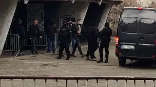 Velja Nevolja okružen specijalcima na stadionu Partizana