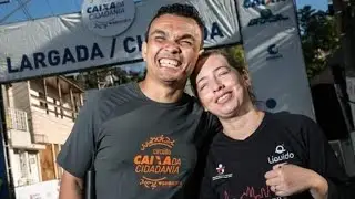 A história de  amor do casal deficiente, que realizam as suas atividades  com alegria