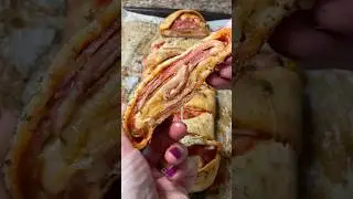 Your family will beg you to make this Italian Stromboli on repeat! 😮&zwj;💨🔥#stromboli #recipe #pizza
