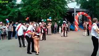 Школьный танец выпускного вечера. Лето 2023 г.