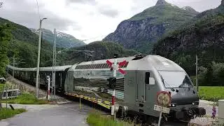 Planovergang Flåm - Håreina stasjon (5.7.2022) (Norwegian railroad crossing)[4K]