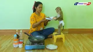 Adorable KAKO And Lovely MOM Cooking Stir Fried Sausage With Noodles recipe