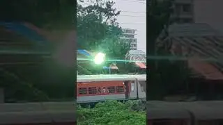 Overhead wire fallen on the train at palghar Station PF 1 #palghar #palghar_maharshtra #palghar_news