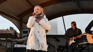 2019-07-08. Del 3. Elisa Lindström med husbandet Öregrundsmåndag.