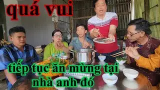 Quá vui tiếp tục ăn mừng tại nhà anh đó quá trời ngon