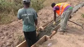 Concrete vibrator on fencewall foundation, w/c 0.55 (!) construction