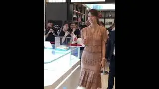 She is very friendly, neomu yeppeo 😭 Shin min ah eonni