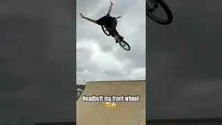 Headbutt my wheel 🤯😱 #bmx #bike #skatepark #nohander #skatepark