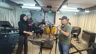 Looks Like I'm gonna lose you covers by HYPNOTIC Family Band @ Tampines  central