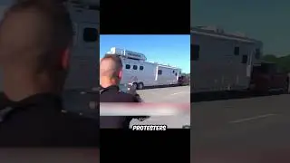 Водитель против протестующих, перекрывающих шоссе