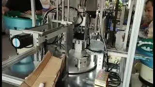 Fully automatic assembling machine for making the glue sticks