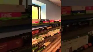 BNSF 70-unit double-stack unit train in HO running despite 