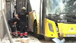 El conductor d’un autobús del TIB perd el control del vehicle i topa amb un edifici a Palma