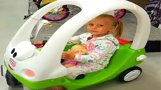 What adventures happened to the doll and the girl Alice in the supermarket?