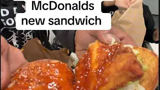 Пробую новый сэндвич McCrispy Chicken с острым медом от McDonald’s.