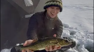 Подледная рыбалка в суровых условиях глубокого снега (щука и судак в Альберте)