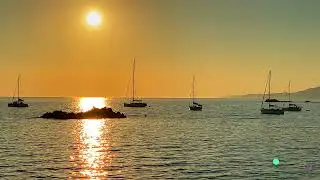 Coucher de Soleil panoramique sur la plage sauvage de stagnolu &agrave; Bonifacio en Corse du Sud