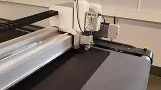 Schneiden von Bezugsstoff / cutting cover fabric - CNC-Cutter cut expert ecocam 2 (demo video)