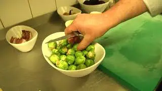 Eine perfekte Beigabe im Winter, gebratene Rosenkohlbl&auml;tter mit Speck und Zwiebeln | @TopfguckerTV