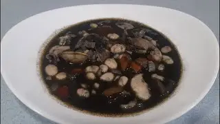Pochas con chipirones en su tinta y almejas