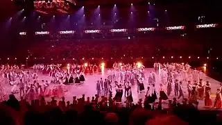 Vecais tēvs cūkas gana. Bite, zelta nesējiņa. Arēna Xiomi.