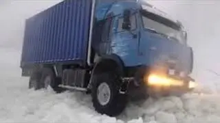 Как грузовик застрял в снегу.