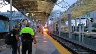 Tri-Rail Train Arriving to Miami Airport Station - MIA | Tren llegando al Aeropuerto de Miami