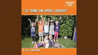 Een veldmuis reed door het beukenbos