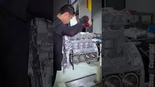 V8 Engine Assembly #short #shorts #cars #engine #mechaniczhang #张大帅修车 #automotive #auto