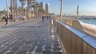 المشي على passeig mar&iacute;tim de Barceloneta
