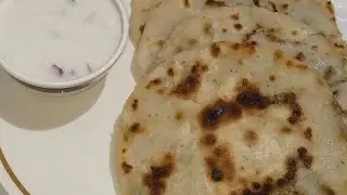 आलू का बहुत ही टेस्टी और चटपटा सा पराठा एक नए twist के साथ😃 आप लोग भी try करें बहुत पसंदआएगा 👌🏻
