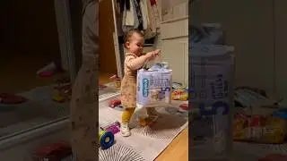 Реакция мамы 😭Саманта долго боялась именно встать на ножки самостоятельно #материнство #семья