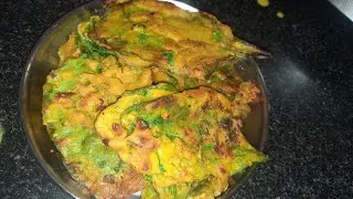पालक और आलू से  बनाये भरवा पकौड़ा बहुत ही जल्दी से बन भी जाता है 