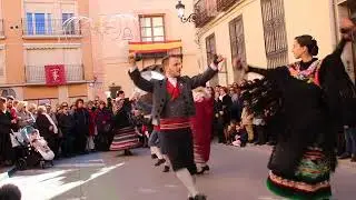 Bailando en honor del Niño Jesús delante del Ayuntamiento.