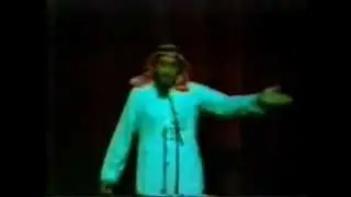 تقليد أصوات في مسرح جامعة الملك سعود ‎