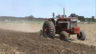 IH international harvester -tractors plowing