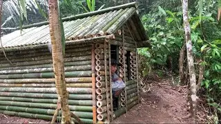 Membangun shelter bambu diguyur hujan deras🌧️ solocamping