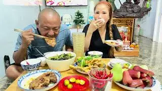 Mời cả nhà ăn cơm sườn ram canh rao chân gà hấp hành 